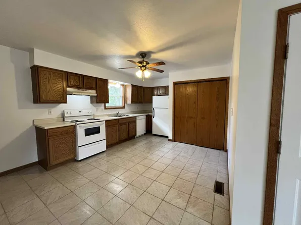 202 N Meek St, Eureka, IL 61530