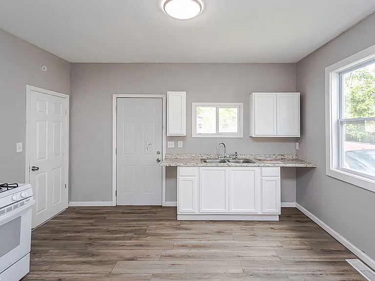 315 Eastern Ave — Photo 15