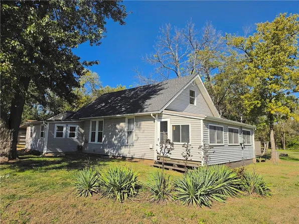 923 S Walnut St, Garnett, KS 66032