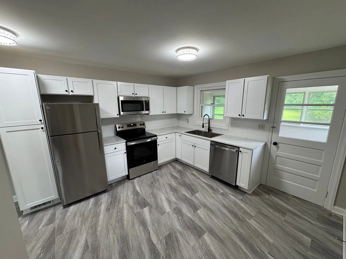 2112 N Stewart Avenue — Photo 2