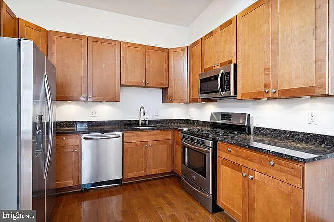 3 bed, 7370 sqft, $4,300 — Photo 4