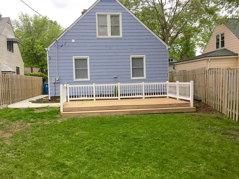 Huge back deck for entertaining