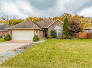 121 Fox Run Cir, Centerton, AR 72719