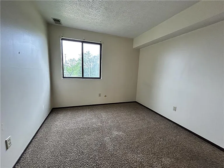 623 Lovers Ln #B-5 — Photo 5