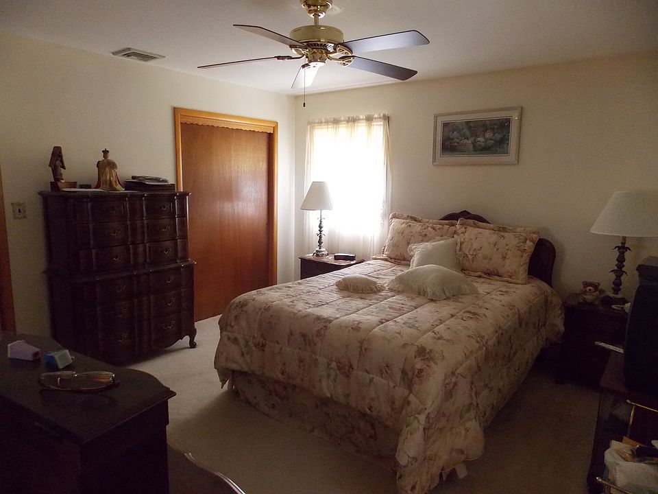 Master bed 2 closets