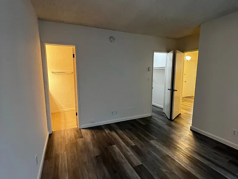 1730 Barry Ave — Photo 12
