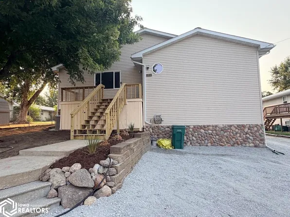 305 S 12th St #A, Fairfield, IA 52556