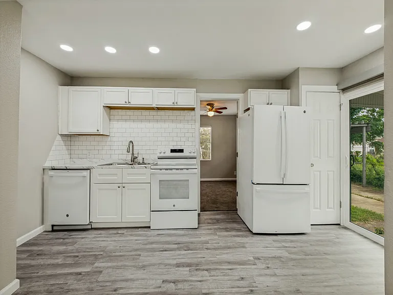2408 Jennings Ave — Photo 2