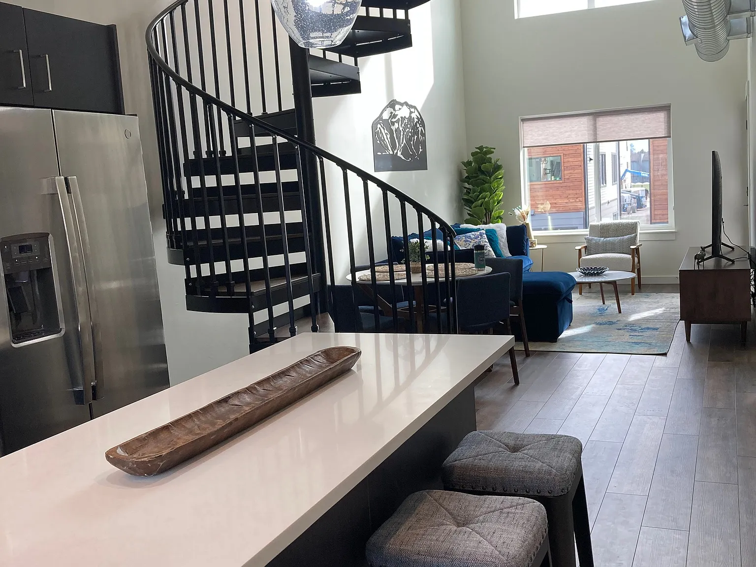 Furnished! Private heated 2 car garage, 2 bedrooms + loft, 2 bathrooms. — Photo 4