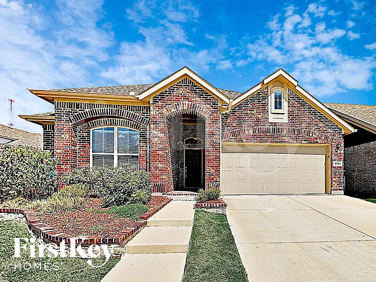 1724 Henderson Dr — Photo 1