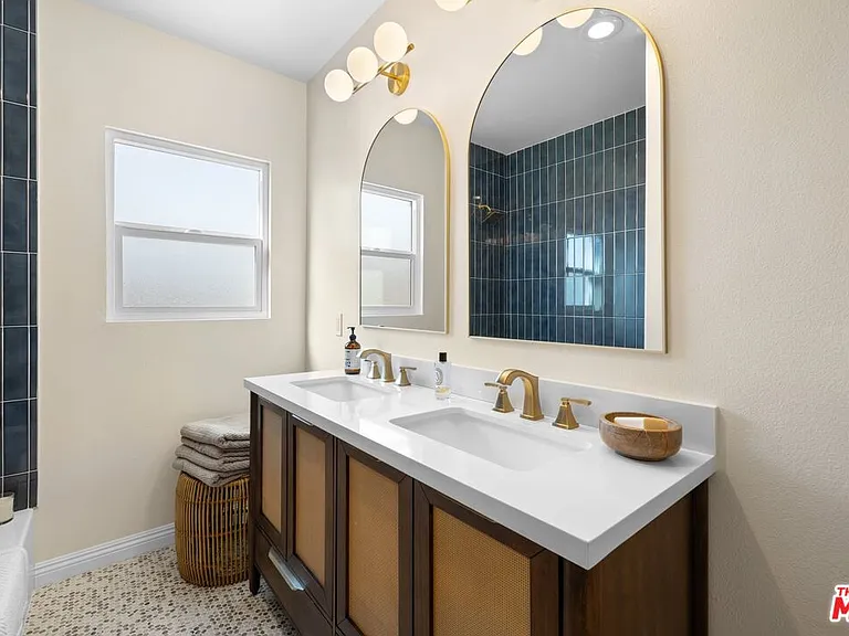 2400 W 74th St — Photo 21
