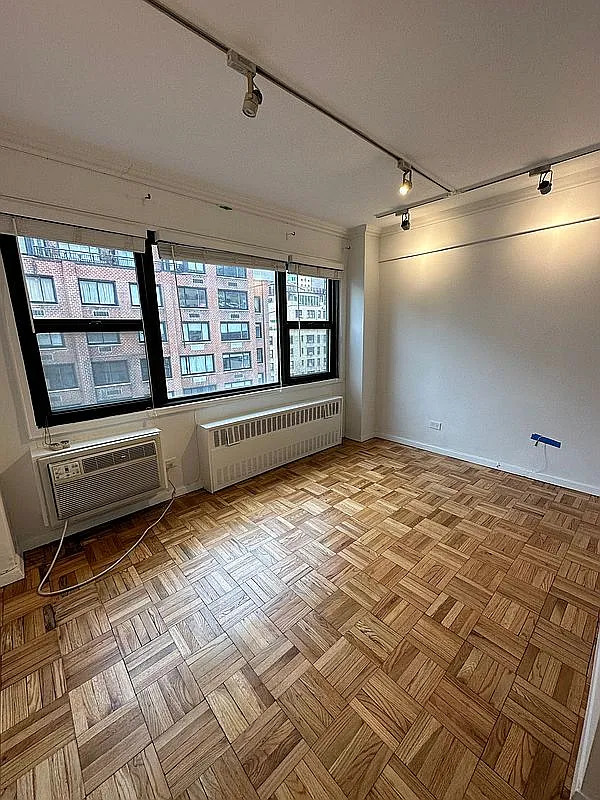 335 E 51st St APT 9B photo 1
