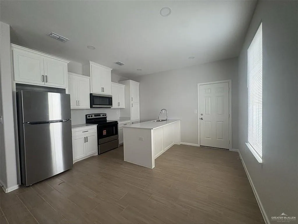 2 bed, 2.0 bath, 908 sqft, $1,075 — Photo 2
