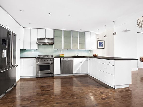 2nd image of 251-253 W 19th St #1D