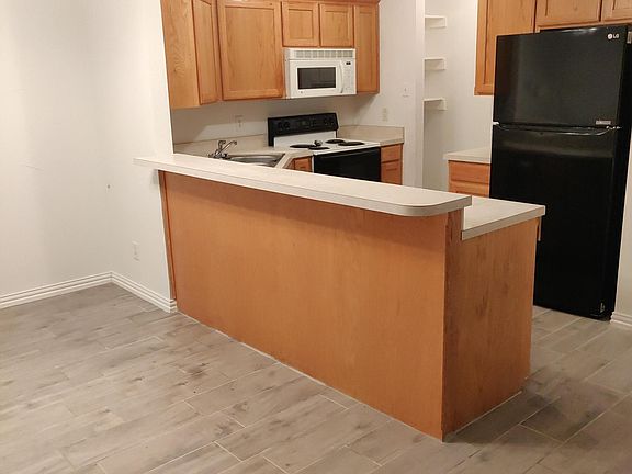 3rd image of 606 Glenwood Dr #606