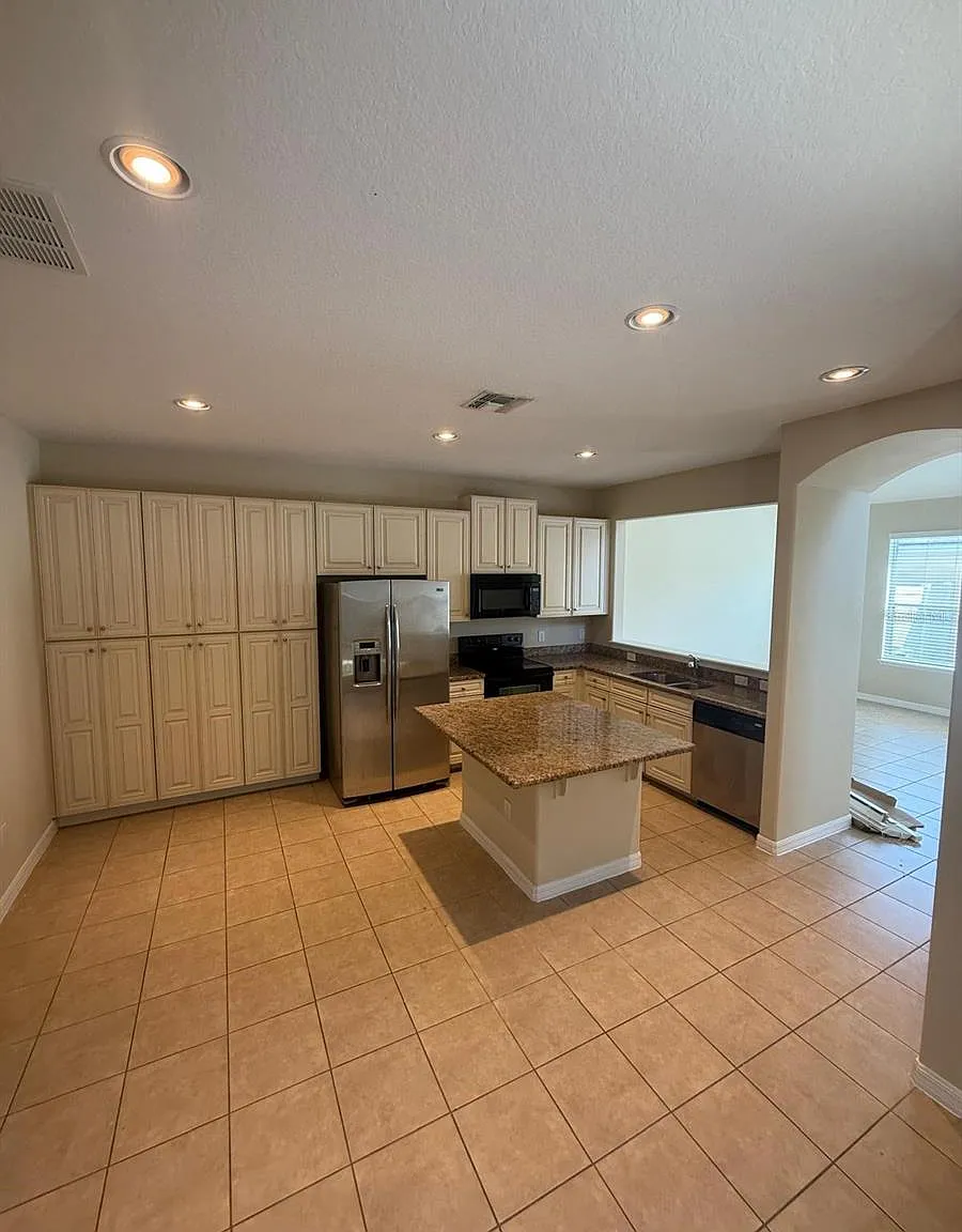 3 bed, 2.5 bath, 2034 sqft, $2,600 — Photo 3