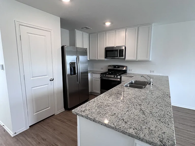 2317 Wolford Ct — Photo 3