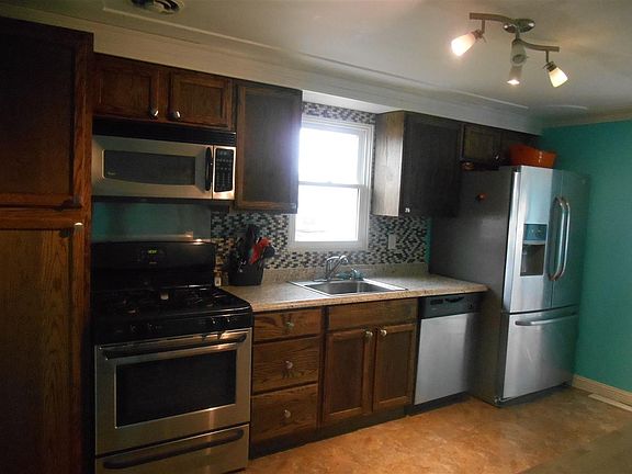 4th image of 536 W 11th St
