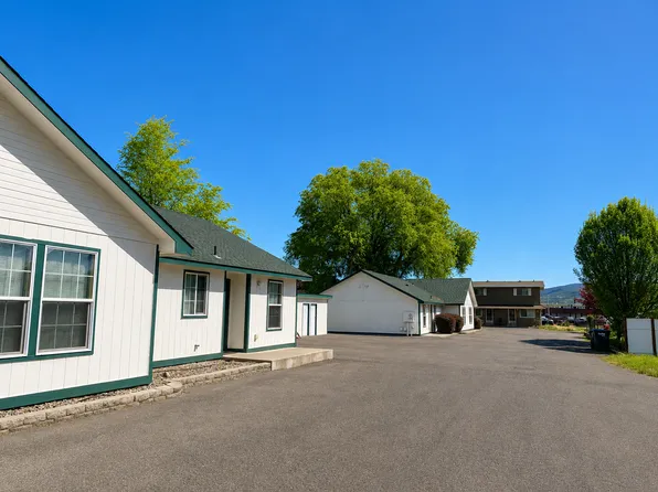 305 S 3rd St, Selah, WA