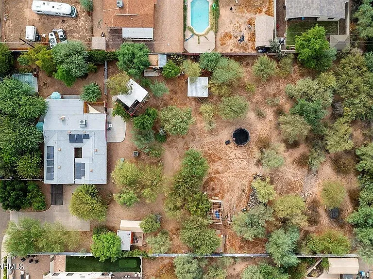 Tons of Space. Two backyards.