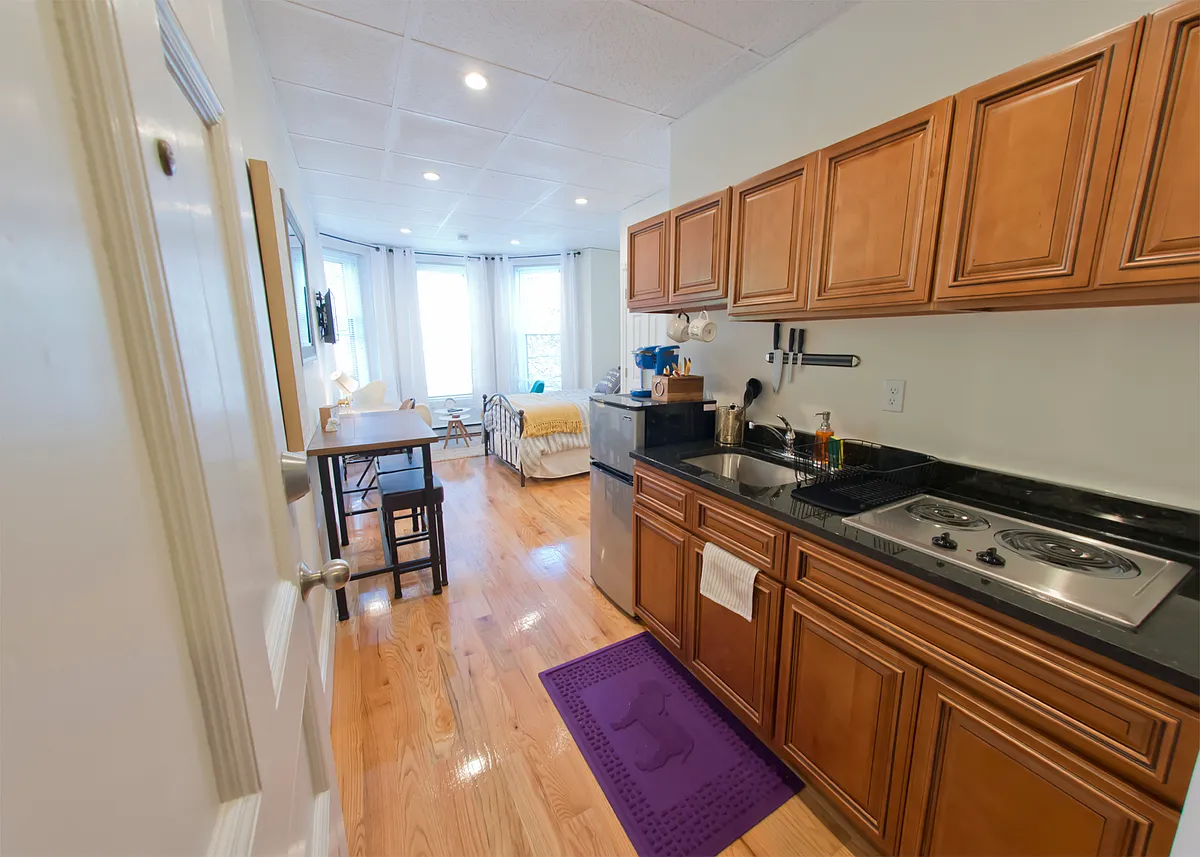 Building Photo - 302 Newbury St #7