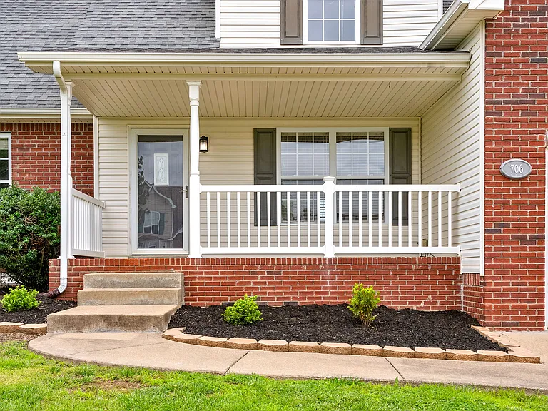706 Shamrock Ct — Photo 2