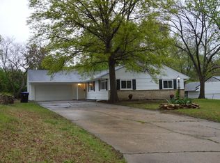 1642 SW 28th St, Topeka, KS 66611