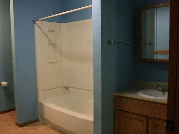 Huge master bath has laundry hookups