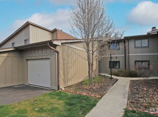 29W391 Emerald Green Dr #32-E, Warrenville, IL 60555