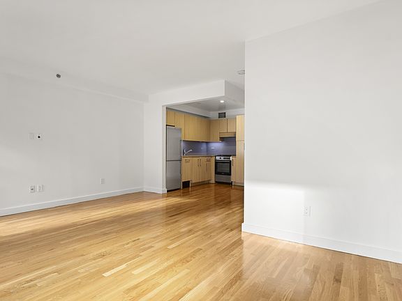 3rd image of 101 W 15th St APT 516