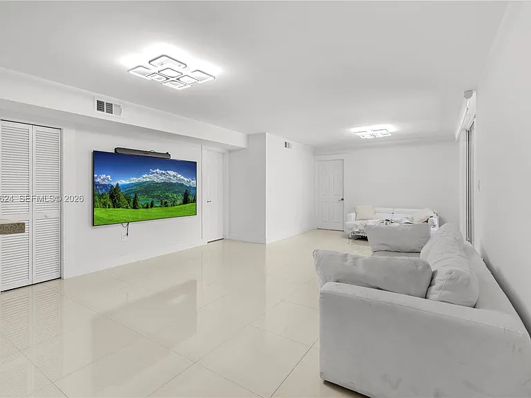 2457 Collins Ave #307 — Photo 6
