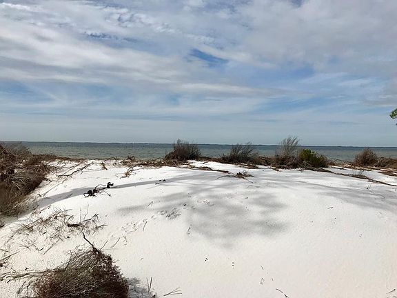 4th image of 775 Bay Dr