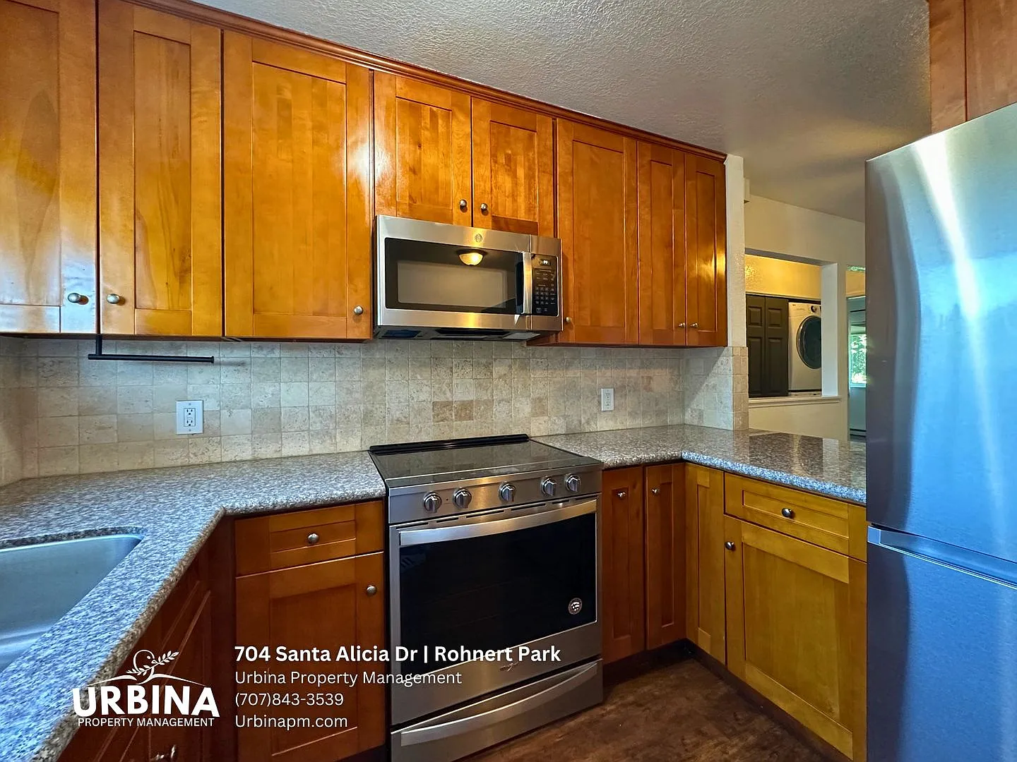 Stylish Upstairs 2 Bedroom Condo Near SMART Train and Shopping — Photo 4