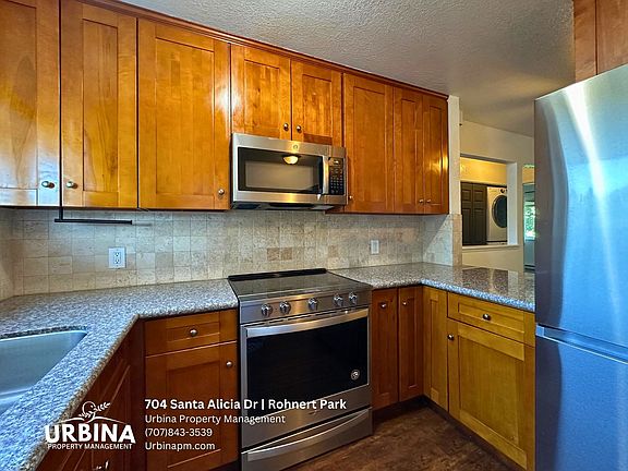 4th image of 704 Santa Alicia Dr