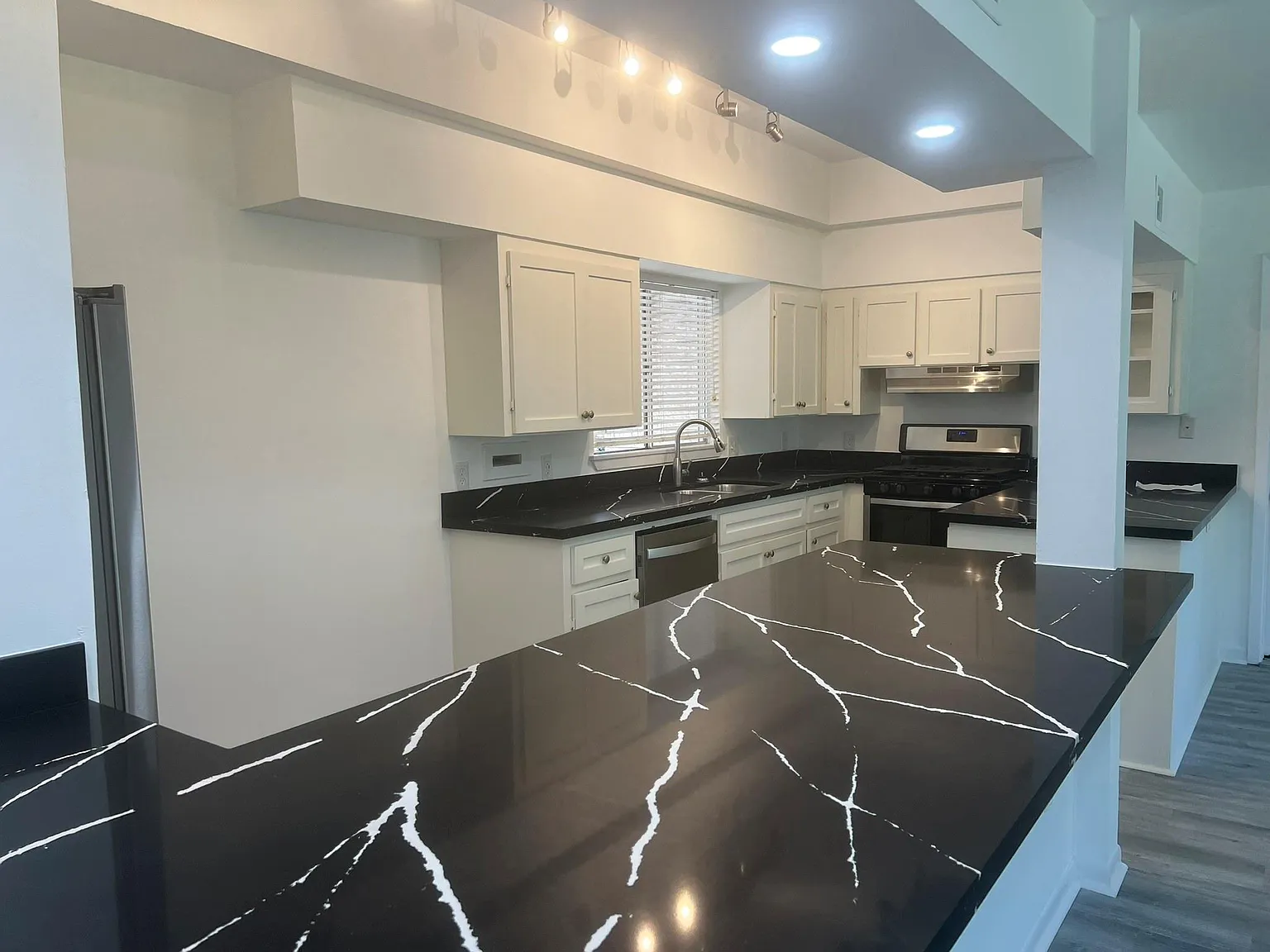 3 bed, 2.0 bath, 1739 sqft, $2,600 — Photo 3