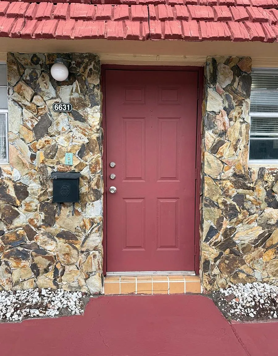 Brentwood Townhouse 2 — Photo 3