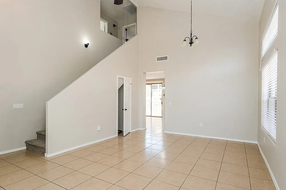 3 bed, 2.5 bath, 1676 sqft, $2,410 — Photo 4