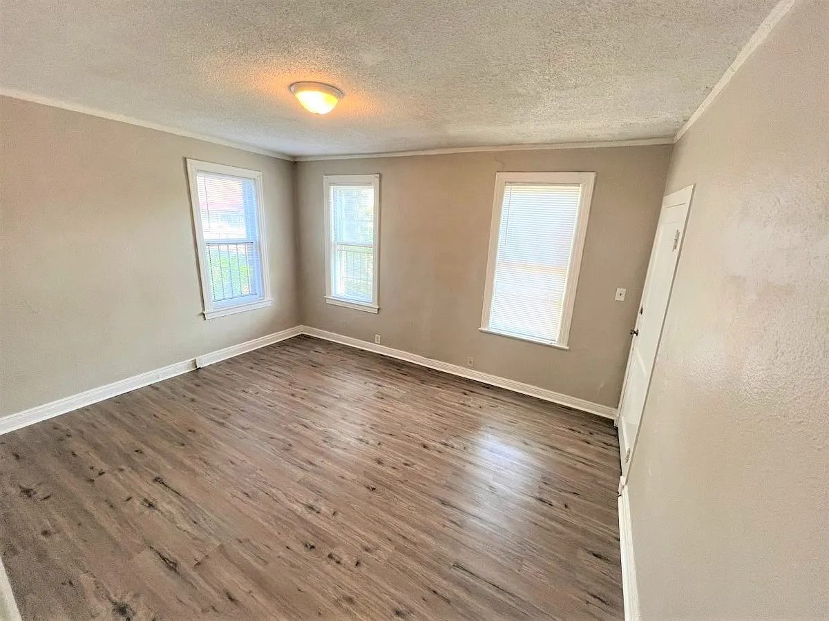 Building Photo - 1304 Court Ave #2