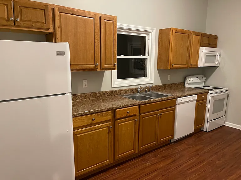 202 N Queen St — Photo 14
