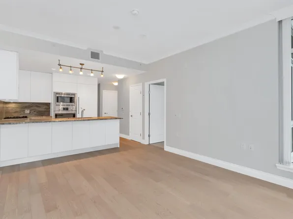 175 Victory Ship Way #210, North Vancouver, BC V7L 0G1