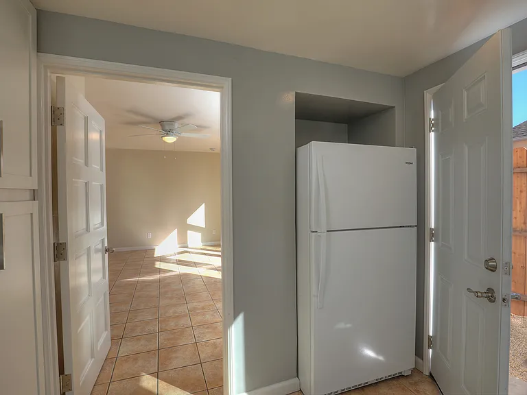 826 Alberta Ave — Photo 9