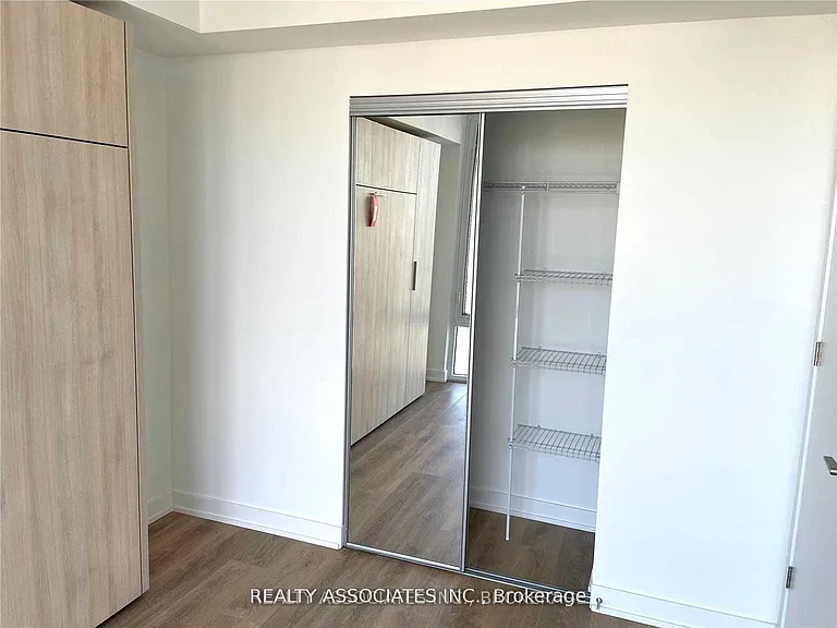 501 Yonge St #4003 — Photo 9