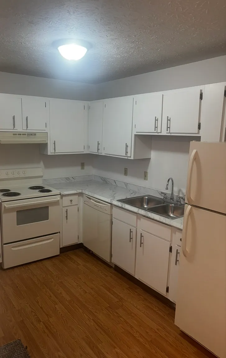 7472 Huntington Dr APT 2 photo 1