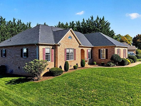 3rd image of 717 Pelham Dr