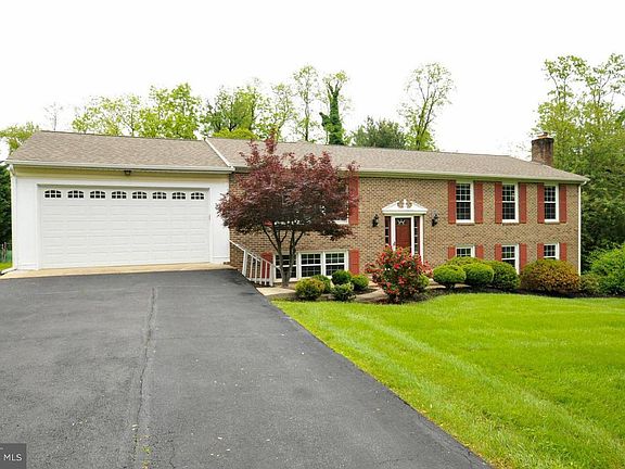 2nd image of 10506 Oak Pl
