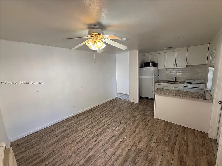 34 SW 5th St #1-2 — Photo 3