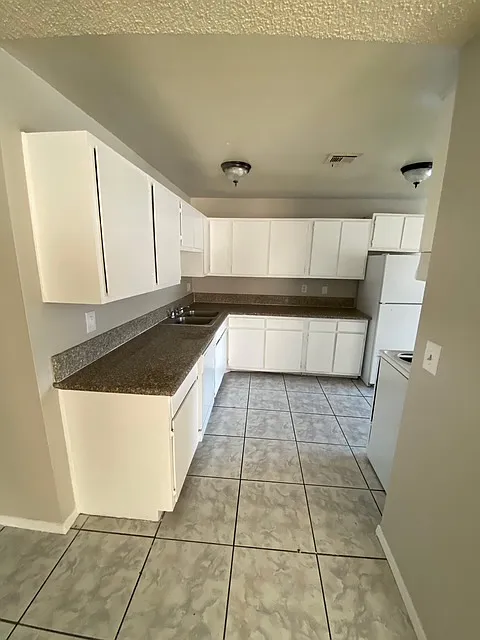 2 bed, 1046 sqft, $1,300 — Photo 2