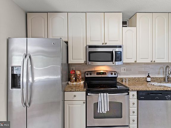 5th image of 309 Yoakum Pkwy APT 215