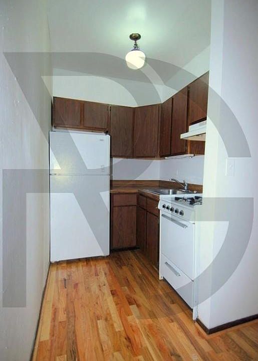 2nd image of 837 W Wolfram St APT 207