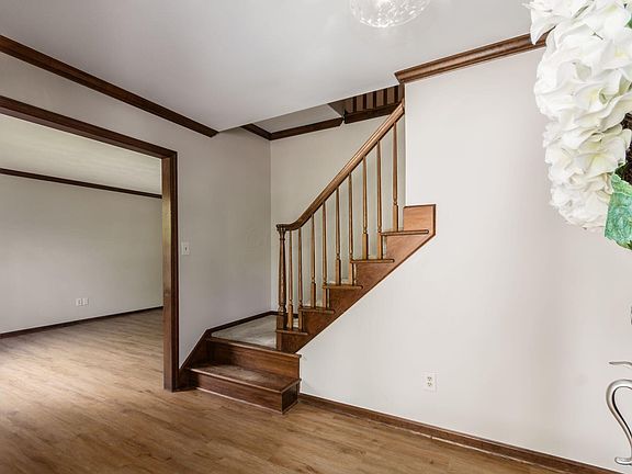 5th image of 288 Bruce Ct